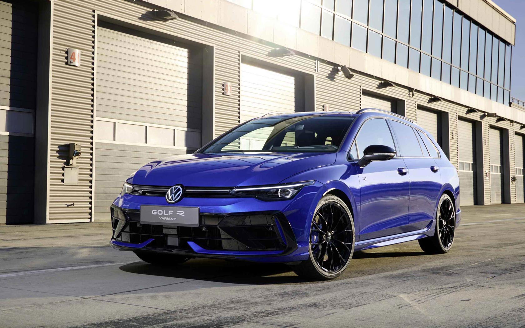  Volkswagen Golf R Variant 