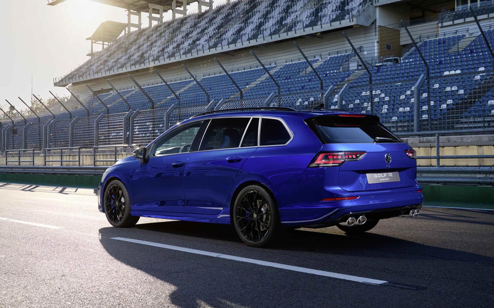  Volkswagen Golf R Variant 