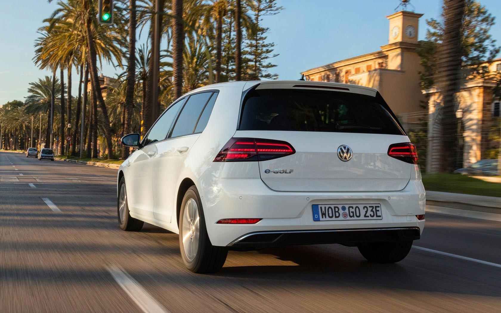  Volkswagen e-Golf 
